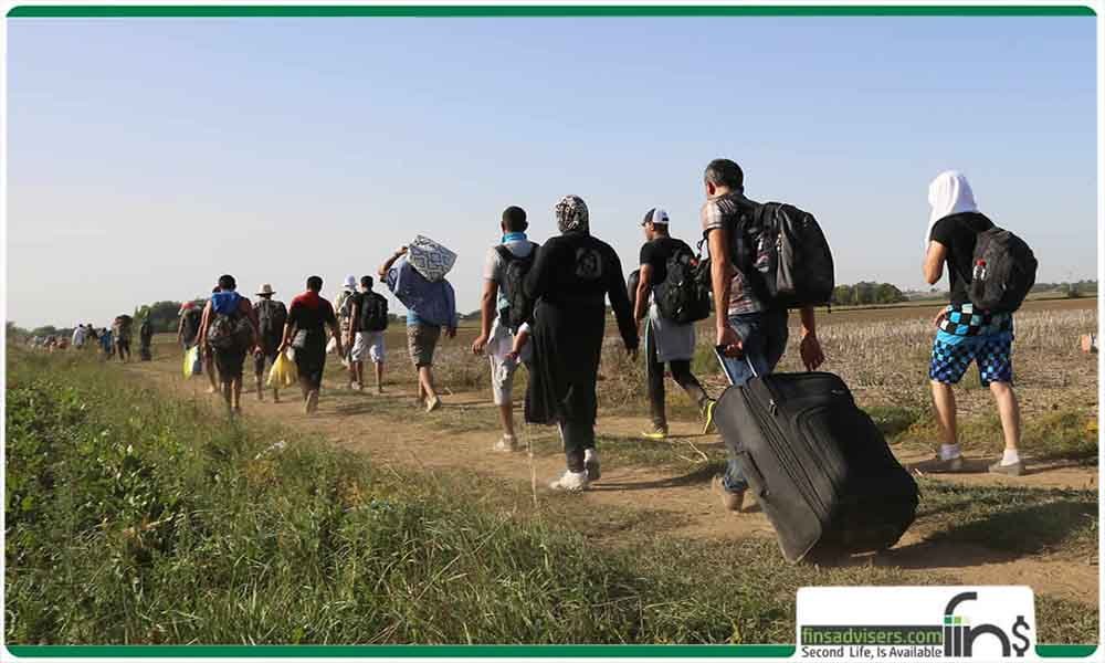 مهاجران در حال عبور از مرز با پای پیاده - دلیل مهاجرت