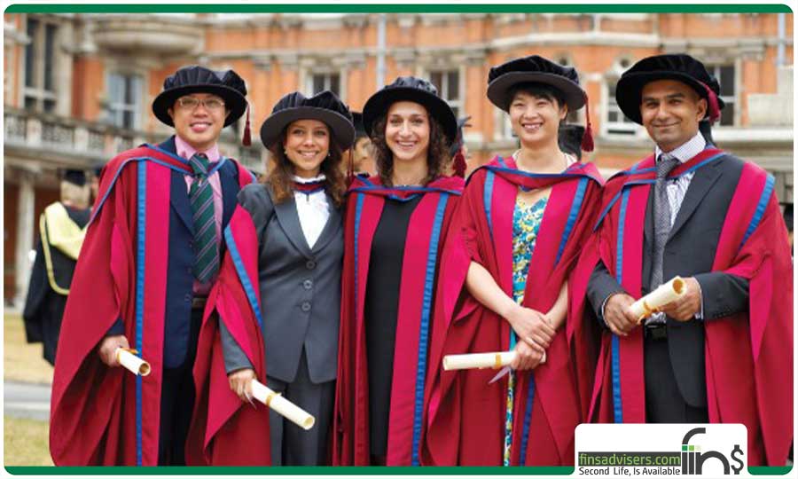 تعدادی دانشجوی خوشحال فارغ التحصیل با لباس فارغ التحصیلی قرمز رنگ - تحصیل دکتری در انگلستان