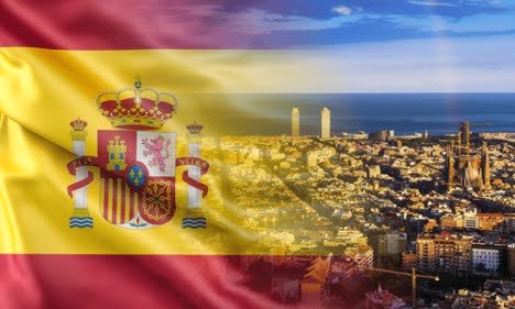پرچم اسپانیا در حالی که بک گراند آن نمایی از اسپانیا است - دریافت اقامت اسپانیا از طریق تمکن مالی