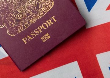 عکس پاسپورت انگلیس بر روی پرچم انگلیس ـ مدارک مورد نیاز برای جاب آفر انگلیس