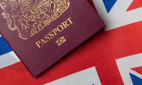 عکس پاسپورت انگلیس بر روی پرچم انگلیس ـ مدارک مورد نیاز برای جاب آفر انگلیس