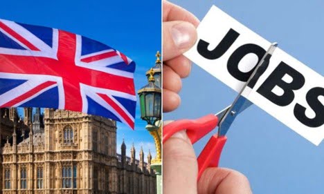 در سمت راست دستی مردانه در حال قیچی کلمه jobs انگلیسی از روی حرف o است و در سمت چپ عکس یک ساختمان در لندن است که پرچم انگلیس قسمت بالایی آن را پوشانده است ـ جاب آفر انگلیس