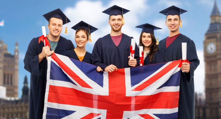 ۲دانشجوی دختر و ۲ دانشجوی پسر با لباس فارغ التحصیلی مدرک به دست پرچم انگلیس را با لبخند در دست گرفته اند ـ بهترین رشته های تحصیلی در انگلستان