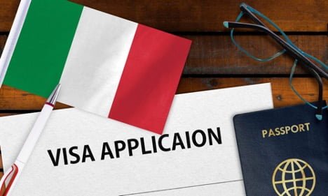 عکس پرچم ایتالیا در کنار پاسپورت و برگه ای که روی آن نوشته VISA APPLICAION - خرید بیزینس برای اخذ اقامت ایتالیا