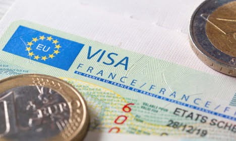 عکس ویزای فرانسه بر روی ویزا یک سکه ۱ یورویی در بالای سمت چپ عکس ویزا و پایین سمت راست ویزا قرار داد - ویزای تمکن مالی فرانسه