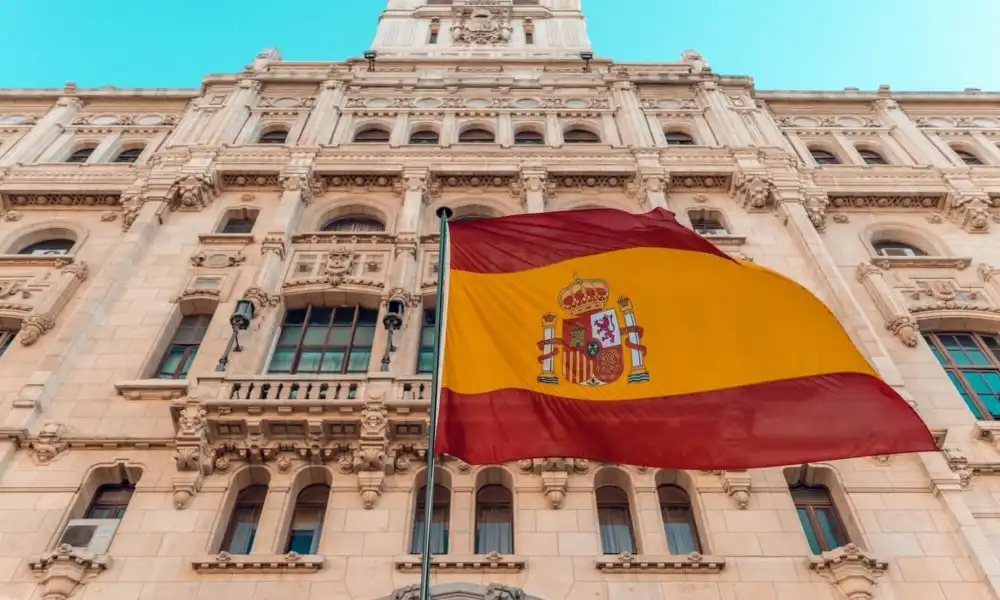 برای دریافت اقامت اسپانیا از طریق تمکن مالی باید چه شرایطی داشته باشیم؟
