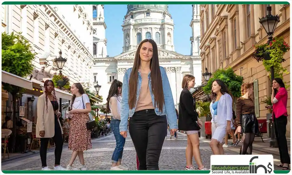 تصویر چند دختر که در یکی از خیابان‌های مجارستان ایستاده‌اند - معایب تحصیل در مجارستان