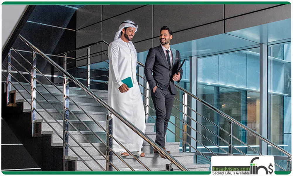 عکس دو مرد در عمان که در ملک یک شرکت قدم می زنند - ثبت شرکت در عمان