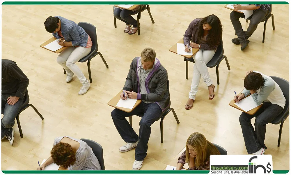افراد در حال امتحان دادن در سالن امتحان - آزمون های زبان آلمانی